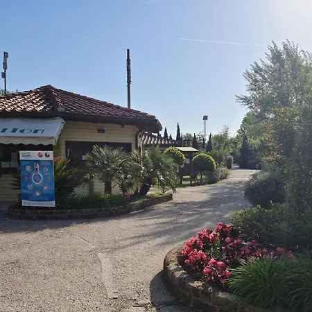 Comfortable Campsite-chalet G10 Tuscany Near Sea