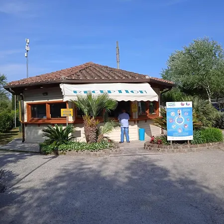 Comfortable Campsite-chalet G10 Tuscany Near Sea *